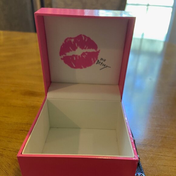 betsey johnson skull bracelet - Picture 5 of 5